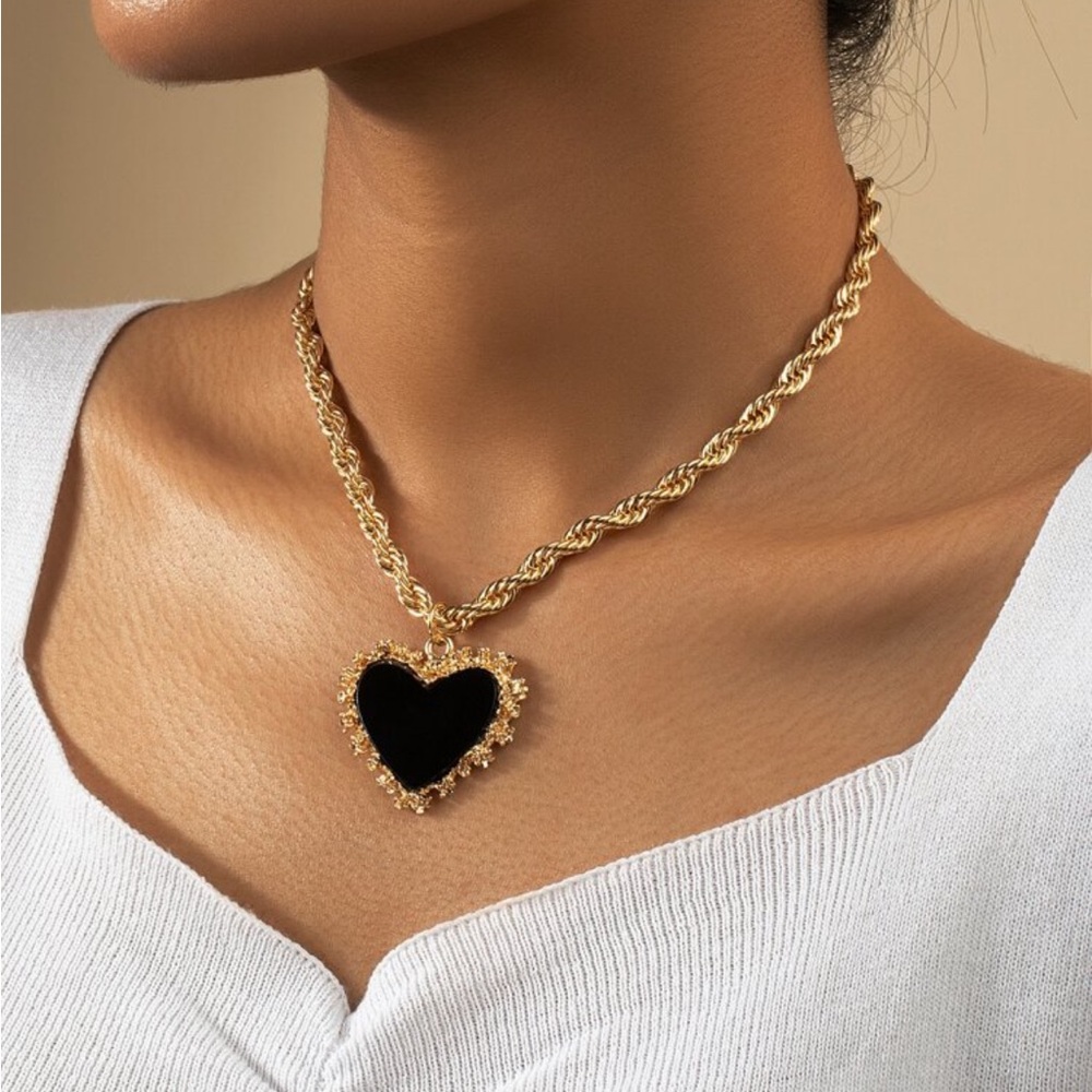 Black & Gold Pendant Necklace NEW 🏷️